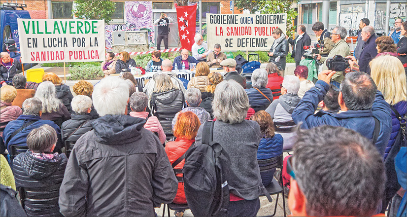Imagen del acto en la plaza tras la censura del Ayuntamiento de Madrid, con una asistencia de más de 200 personas.